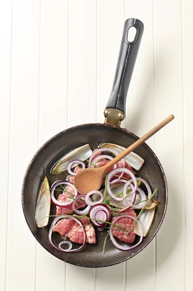 Kızartma domuz eti ve soğan tava — Stok fotoğraf