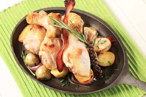 Rosemary chicken drumsticks and potatoes — Stock Photo, Image