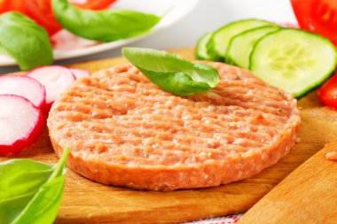 çiğ kıyma patty ve sebze