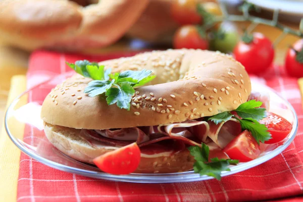 Bagel with prosciutto — Stock Photo, Image