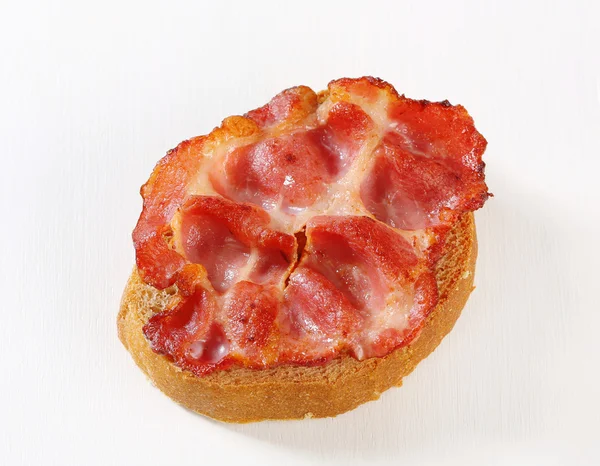 Çıtır çıtır ekmek üzerinde domuz eti dilim — Stok fotoğraf