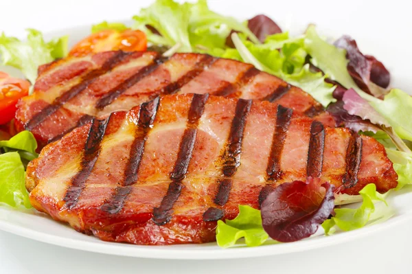 Gegrild varkensvlees met groene salades — Stockfoto