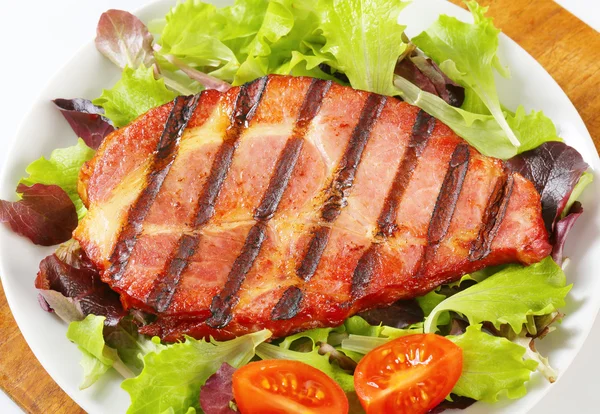 Gegrilltes Schweinefleisch mit Salatgemüse — Stockfoto