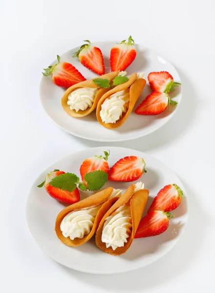 Cone-shaped gingerbread cookies with whipped cream and strawberries — Stock Photo, Image