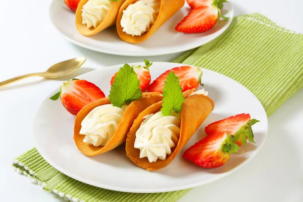Cone-shaped gingerbread cookies with whipped cream and strawberries — Stock Photo, Image