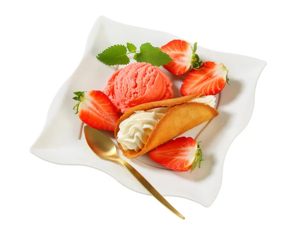 Sahne gefüllte Lebkuchen mit Erdbeeren und Eis — Stockfoto