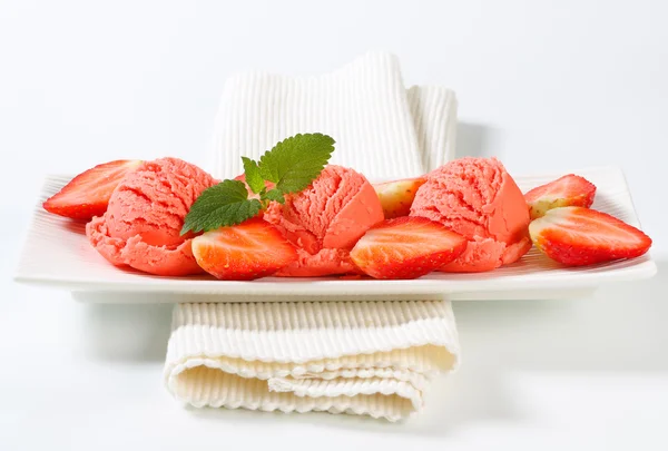 Erdbeerserbet mit frischen Erdbeeren — Stockfoto
