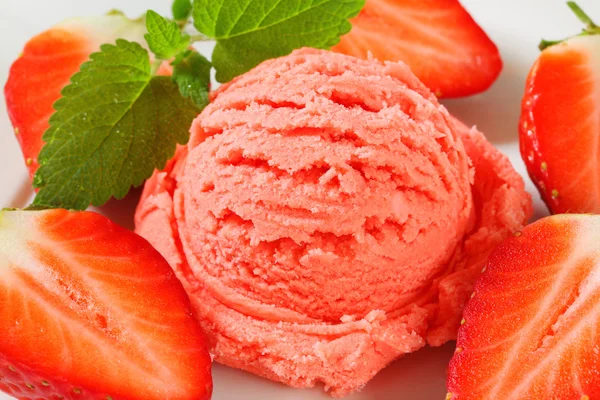 Strawberry sherbet — Stock Photo, Image