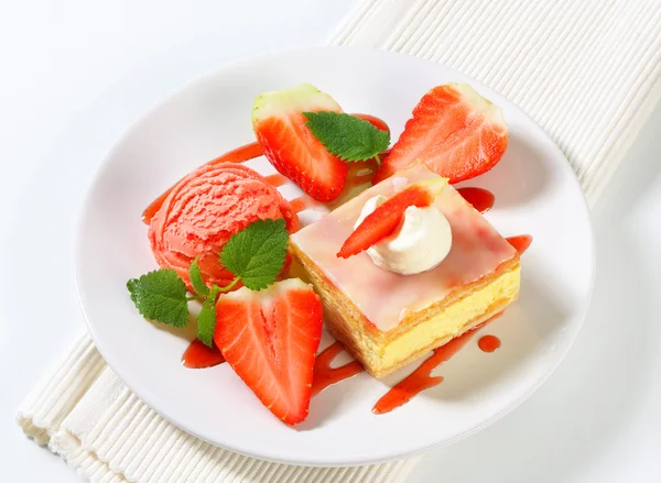 Rebanada de natillas (vainilla) con fresas y helado — Foto de Stock