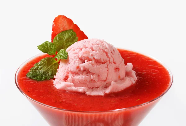 Ice cream with strawberry puree — Stock Photo, Image