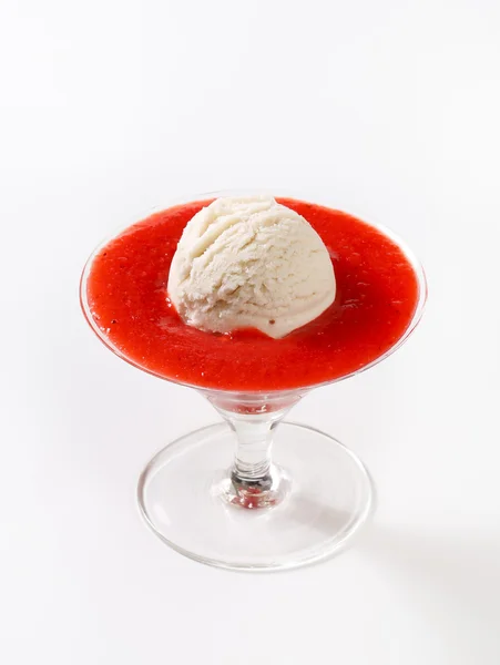 冰淇淋的草莓酱 — 图库照片