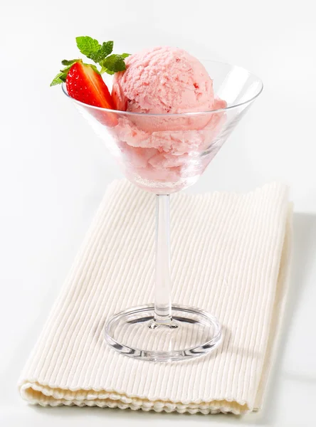 Strawberry ice cream — Stock Photo, Image