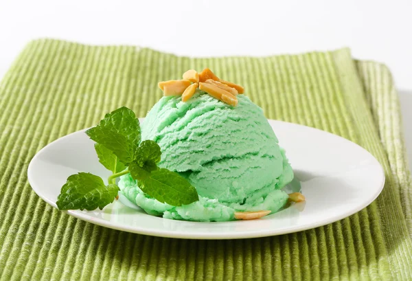 Cucharada de helado verde —  Fotos de Stock