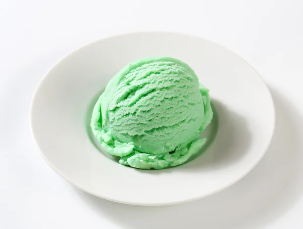 Cuillère de crème glacée verte sur l'assiette — Photo