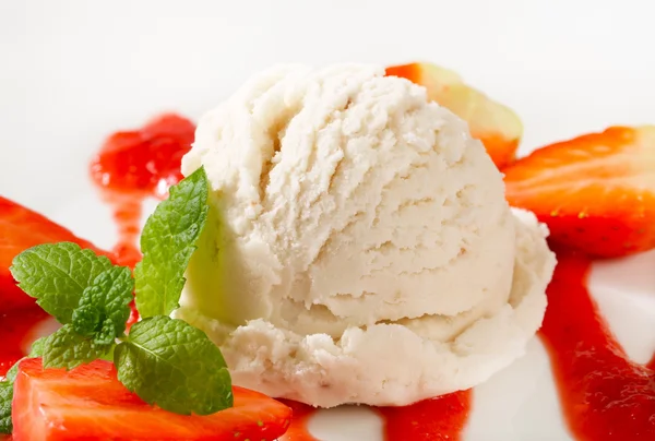 Ice cream with strawberries — Stock Photo, Image