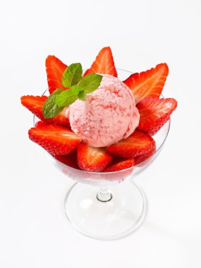 Taze çilekli dondurma.