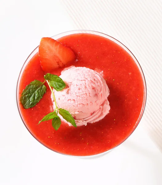 Ice cream with strawberry coulis — Stock Photo, Image