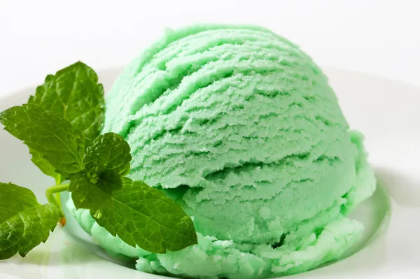 Cuchara de helado verde en el plato — Foto de Stock