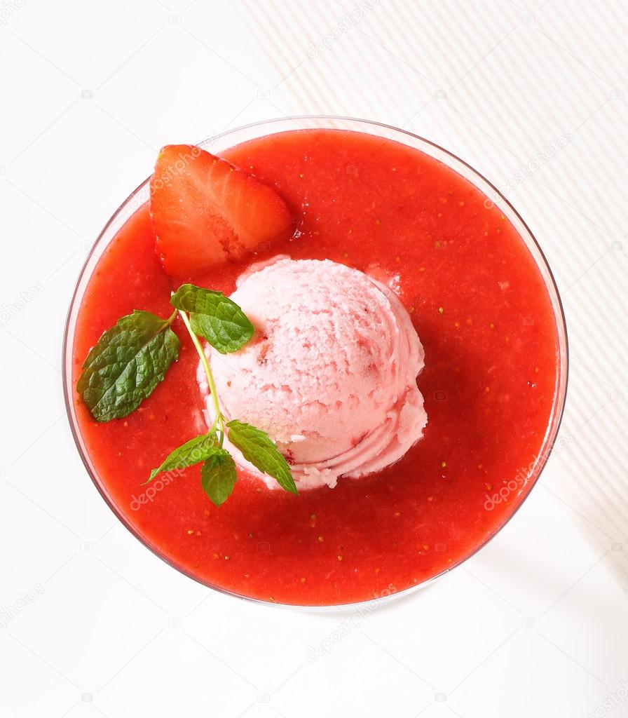 Ice cream with strawberry coulis