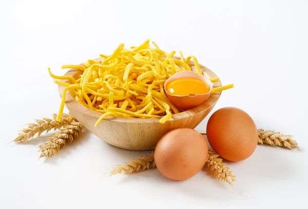 Spaetzle mince dans un bol en bois — Photo