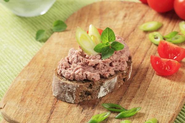 Bread and meat spread — Stock Photo, Image