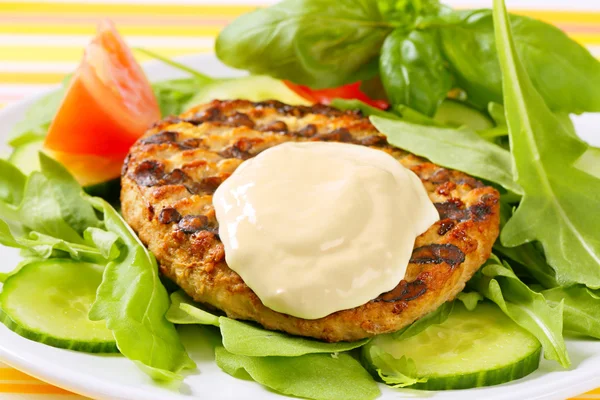 Grilled patty with rocket and cucumber salad — Stock Photo, Image