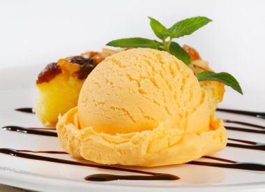 dondurma ve Sünger kek parçası