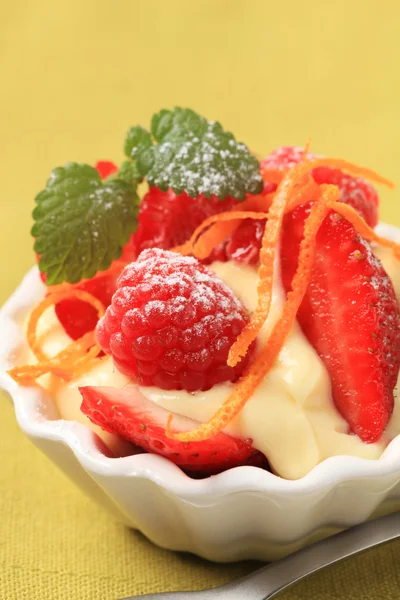 Cremiger Pudding mit frischen Früchten — Stockfoto