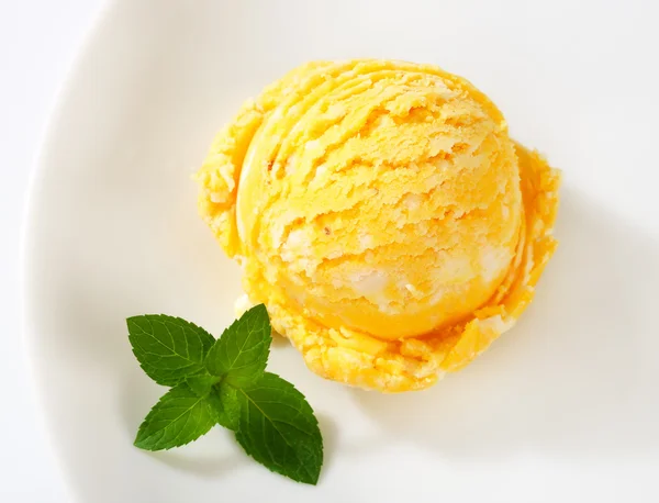 Scoop of fruit sherbet — Stock Photo, Image