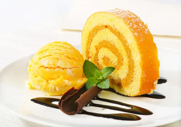 Swiss Roll with yellow sherbet — Stock Photo, Image