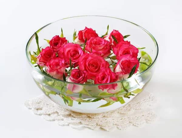 Стеклянная чаша с розами — стоковое фото