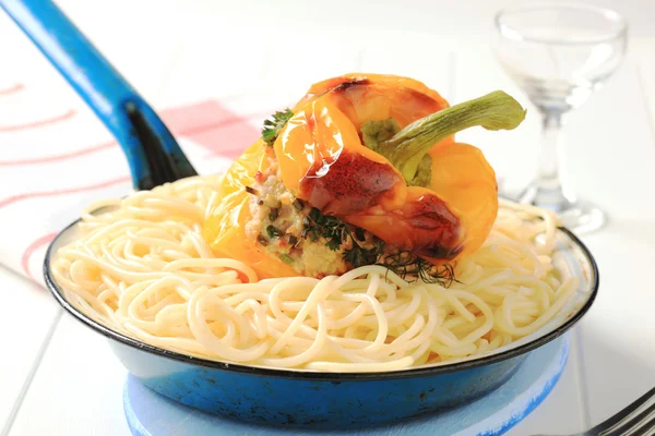 Фаршированный перец и спагетти — стоковое фото