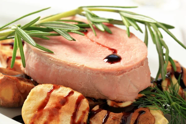 Bife de lombo de porco e batatas assadas — Fotografia de Stock