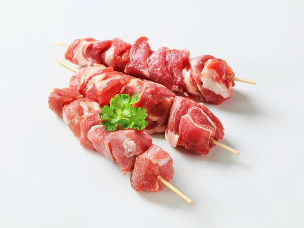 Brochetas de cerdo crudas — Foto de Stock