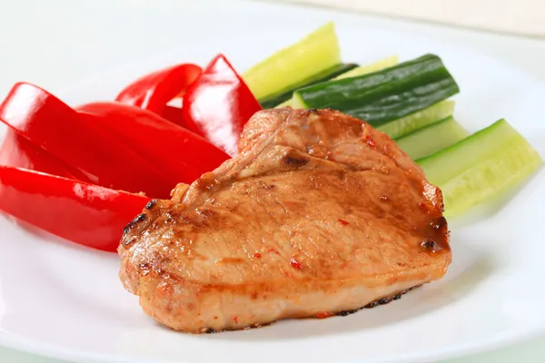 Chuleta de cerdo con palitos de verduras frescas — Foto de Stock