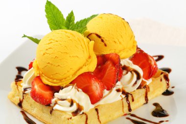 dondurma ve çilek ile waffle