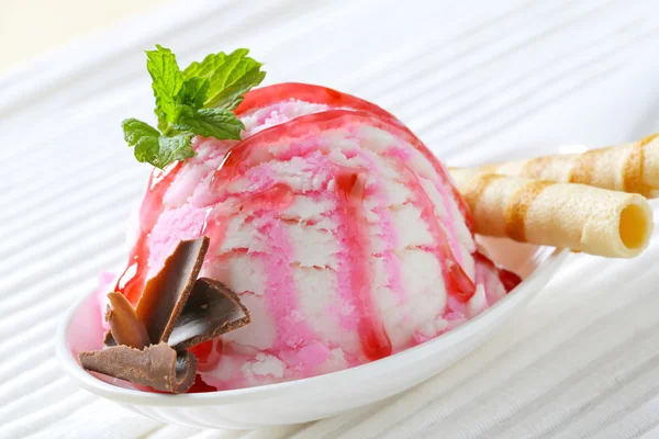 Himbeerjoghurt-Eis — Stockfoto