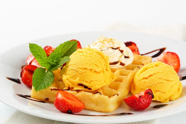 Waffle with ice cream and strawberries — Stock Photo, Image