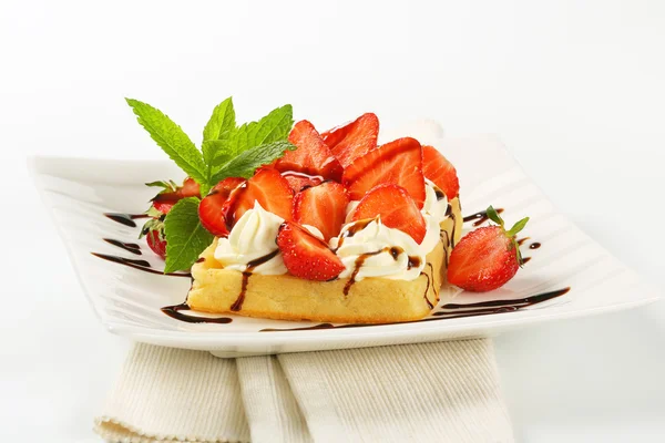 Knusprige Waffel mit Erdbeeren und Sahne — Stockfoto