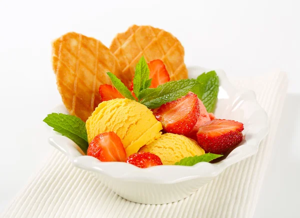 Înghețată cu căpșuni proaspete — Fotografie, imagine de stoc