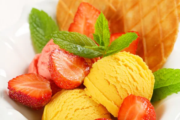 Helado con fresas frescas —  Fotos de Stock