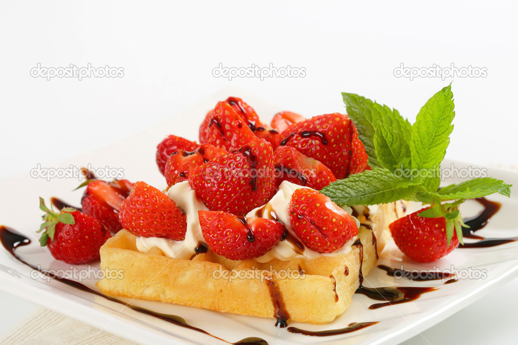Crisp waffle with strawberries and cream