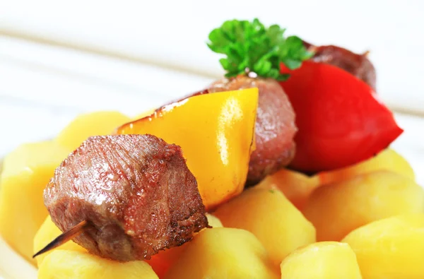 Nyárson sült hús és burgonya — Stock Fotó