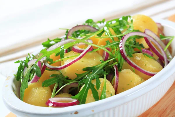 Patatas con rúcula y cebolla — Foto de Stock