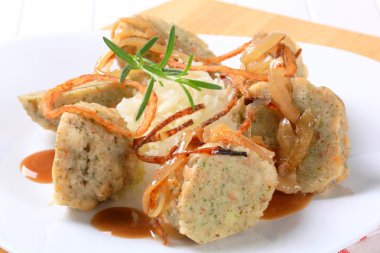 Alman ekmek köfte lahana turşusu ve soğan ile