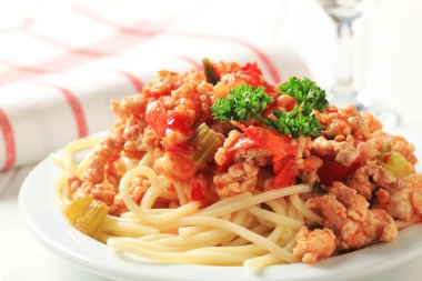 Kıyılmış et ile spagetti