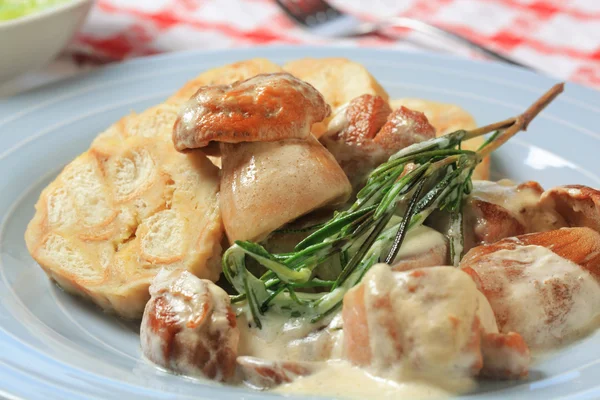 Porcini mushrooms in cream sauce and dumplings — Stock Photo, Image