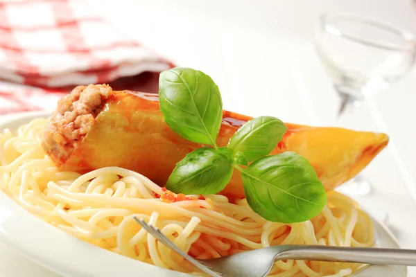 Фаршированный перец и спагетти — стоковое фото