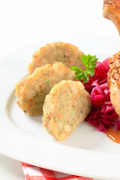 Tyrolean dumplings and red cabbage — Stock Photo, Image