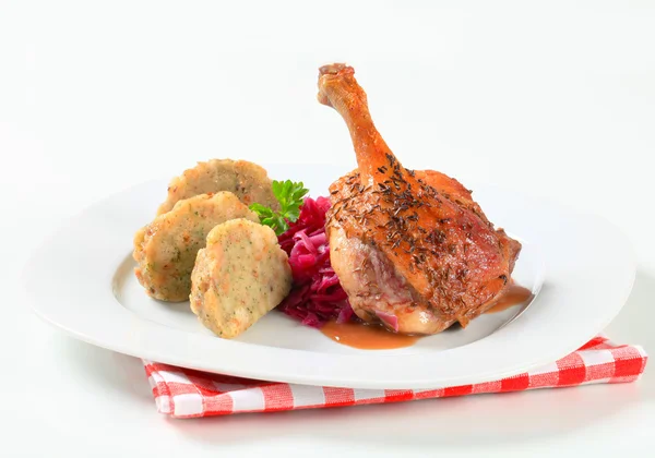 Pato asado con albóndigas tirolesas y col roja — Foto de Stock